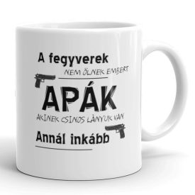A fegyverek nem ölnek embert apák akiknek csinos lányuk van annál inkább feliratú fehér kerámia bögre fekete pisztoly grafikákkal díszítve.