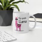 No prob-LLama feliratú fehér kerámia bögre fekete napszemüveges és színes nyeregtakarós rajzolt rózsaszín láma grafikájával.