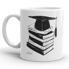 Egyedi évszámos feliratú fekete-fehér kerámia ballagási bögre könyvkupacon lévő diplomás sapka rajzolt grafikájával