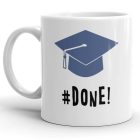 #DONE! feliratú fehér kerámia ballagási bögre kék egyetemi diplomás sapka grafikájával