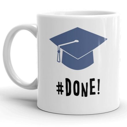#DONE! feliratú fehér kerámia ballagási bögre kék egyetemi diplomás sapka grafikájával