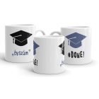 #DONE! feliratú fehér kerámia ballagási bögre kék egyetemi diplomás sapka grafikájával