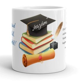 Egyedi évszámos feliratú fehér kerámia ballagási bögre könyveken lévő diplomás sapka, oklevél és lúdtoll grafikájával