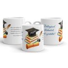Egyedi évszámos feliratú fehér kerámia ballagási bögre könyveken lévő diplomás sapka, oklevél és lúdtoll grafikájával