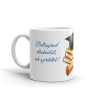 Egyedi évszámos feliratú fehér kerámia ballagási bögre könyveken lévő diplomás sapka, oklevél és lúdtoll grafikájával