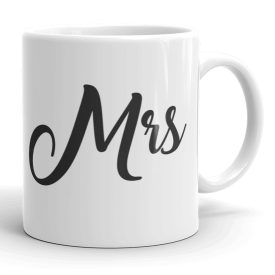 Mrs. fekete kalligrafikus folyóírással ellátott elegáns fehér kerámia bögre nőknek