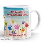 Köszönjük a gondoskodást feliratú kék kerámia ballagási bögre színes gyermeki tenyérlenyomatok és lufik grafikájával