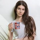 Egyedi névre szóló és mezszámos piros-fehér csíkos Atlético Madrid focimez mintás fehér kerámia szurkolói bögre