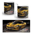 Mélysárga chevrolet corvette c7 z06 sportautó fekete felnikkel és kockás zászló grafikával egyedi neves mintás fehér bögre