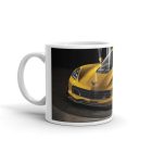 Mélysárga chevrolet corvette c7 z06 sportautó fekete felnikkel és kockás zászló grafikával egyedi neves mintás fehér bögre