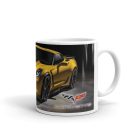 Mélysárga chevrolet corvette c7 z06 sportautó fekete felnikkel és kockás zászló grafikával egyedi neves mintás fehér bögre