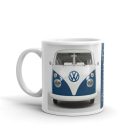 Kék fehér volkswagen transporter t1 klasszikus kisbusz szemből és kék sávos felirat egyedi neves mintás fehér bögre
