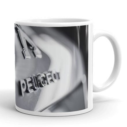 Krómozott domború peugeot felirat és oroszlán embléma fekete fehér makró fotó egyedi neves mintás fehér bögre