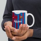 Egyedi névre szóló és mezszámos gránátvörös-kék csíkos FC Barcelona focimez mintás fehér kerámia szurkolói bögre