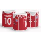 Egyedi névre szóló és mezszámos piros-fehér függőlegesen csíkos FC Bayern München focimez mintás fehér kerámia szurkolói bögre