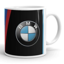 Egyedi felirattal és saját névvel kérhető fekete alapú kék-fehér BMW logó mintás fehér kerámia autós bögre piros és kék sportcsíkokkal