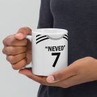 Egyedi névre szóló és mezszámos fekete-fehér függőlegesen csíkos Juventus focimez mintás fehér kerámia szurkolói bögre