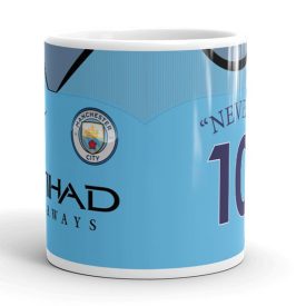 Egyedi névre szóló és mezszámos égszínkék Manchester City focimez mintás fehér kerámia szurkolói bögre