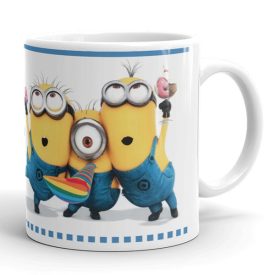 Minyonok vicces gyerek bögre fehér háttérrel, szelfiző és fagyizó sárga Minions karakterekkel, kék egyedi felirattal