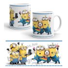 Minyonok vicces gyerek bögre fehér háttérrel, szelfiző és fagyizó sárga Minions karakterekkel, kék egyedi felirattal
