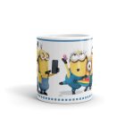Minyonok vicces gyerek bögre fehér háttérrel, szelfiző és fagyizó sárga Minions karakterekkel, kék egyedi felirattal