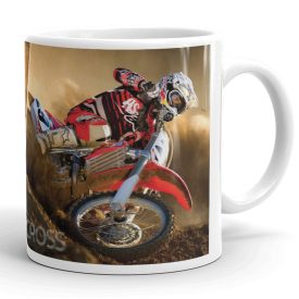 Kanyarban bedőlő krosszmotoros piros fehér honda terepmotorral porfelhővel és motocross felirattal egyedi neves fehér bögre