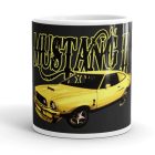 Sárga ford mustang ii klasszikus amerikai izomautó fekete háttérrel és nagy sárga-fekete felirattal egyedi neves mintás bögre