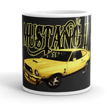 Sárga ford mustang ii klasszikus amerikai izomautó fekete háttérrel és nagy sárga-fekete felirattal egyedi neves mintás bögre