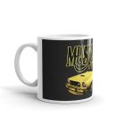 Sárga ford mustang ii klasszikus amerikai izomautó fekete háttérrel és nagy sárga-fekete felirattal egyedi neves mintás bögre