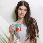 Kétszínű retro mintás egyedi monogramos bögre