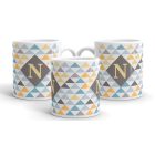 Geometrikus háromszög mintás egyedi monogramos bögre