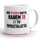 Nem 75 éves vagyok hanem 18 feliratos vicces születésnapi fehér kerámia bögre piros betűkkel