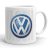 Volkswagen logó háttérben halvány volkswagen felirattal letisztult fehér egyedi neves mintás bögre füllel