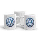 Volkswagen logó háttérben halvány volkswagen felirattal letisztult fehér egyedi neves mintás bögre füllel