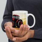 Piros zetor crystal traktor aranysárga búzatáblában fotó háttérrel egyedi neves fehér bögre