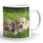 Labrador kiskutyás mintás bögre egyedi névvel feliratozva ajándék ötletként fűben ülő kölyökkutyákkal