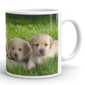 Labrador kiskutyás mintás bögre egyedi névvel feliratozva ajándék ötletként fűben ülő kölyökkutyákkal