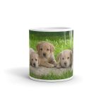 Labrador kiskutyás mintás bögre egyedi névvel feliratozva ajándék ötletként fűben ülő kölyökkutyákkal