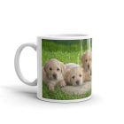 Labrador kiskutyás mintás bögre egyedi névvel feliratozva ajándék ötletként fűben ülő kölyökkutyákkal