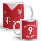 Egyedi névre szóló és mezszámos vörös FC Bayern München focimez mintás fehér kerámia szurkolói bögre