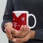 Egyedi névre szóló és mezszámos vörös FC Bayern München focimez mintás fehér kerámia szurkolói bögre