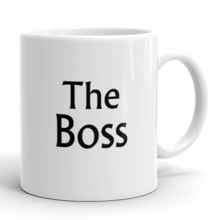 The Boss feliratú klasszikus fehér kerámia bögre talpas fekete betűkkel és minimalista dizájnnal.
