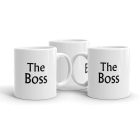 The Boss feliratú klasszikus fehér kerámia bögre talpas fekete betűkkel és minimalista dizájnnal.