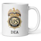 DEA Special Agent feliratú fehér kerámia bögre az amerikai kábítószer-ellenes hivatal részletes arany és fekete színű ügynöki jelvényével.