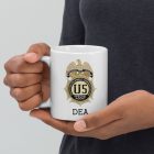DEA Special Agent feliratú fehér kerámia bögre az amerikai kábítószer-ellenes hivatal részletes arany és fekete színű ügynöki jelvényével.