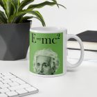 E=mc2 feliratú és világoszöld hátterű fehér kerámia bögre Albert Einstein grafikus portréjával.