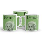 E=mc2 feliratú és világoszöld hátterű fehér kerámia bögre Albert Einstein grafikus portréjával.