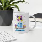 Születésnapi 40 éves bögre színes lufi és szülinapi torta mintával, egyedi kék szalagos névfelirattal