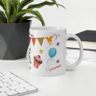 Születésnapi egyedi életkoros bögre tetszőleges számmal, színes parti zászló és muffin grafikával, egyedi névfelirattal