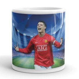Egyedi névvel kérhető piros AIG mezes Cristiano Ronaldo grafikás fehér kerámia focis bögre stadion háttérrel